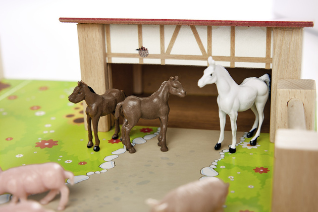 Dřevěný statek + figurky zvířat 23 kusů