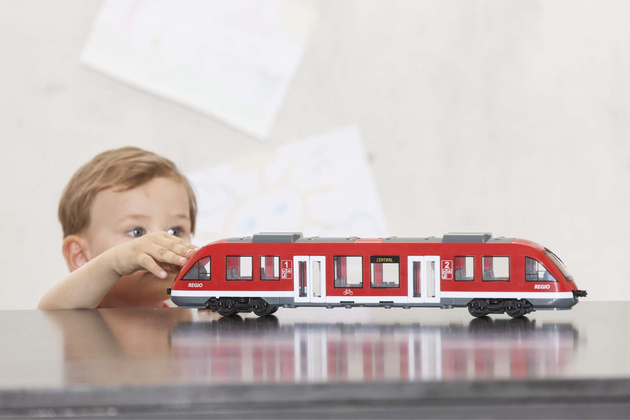 Červený městský vlak s otevíracími dveřmi realistická tramvaj Regio 3+