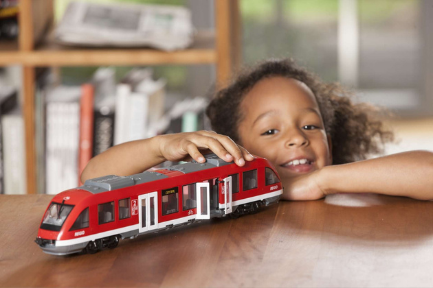 Červený městský vlak s otevíracími dveřmi realistická tramvaj Regio 3+