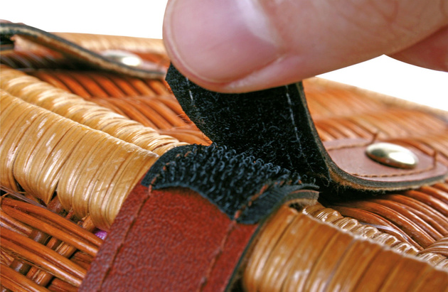 Malý proutěný piknikový koš Foot s příslušenstvím romantický 30 položek