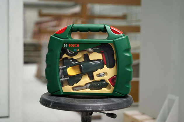 Kufřík s autíčkem a šroubovákem Bosch pro děti Klein