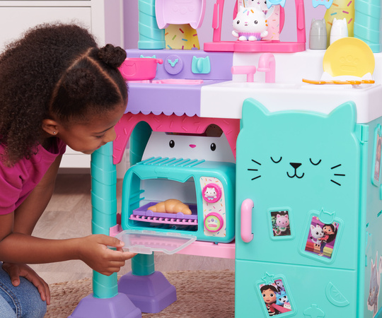 Gabby's Dollhouse Interaktivní kuchyňka Cakey 90cm 23 prvků, vařte s Gabi