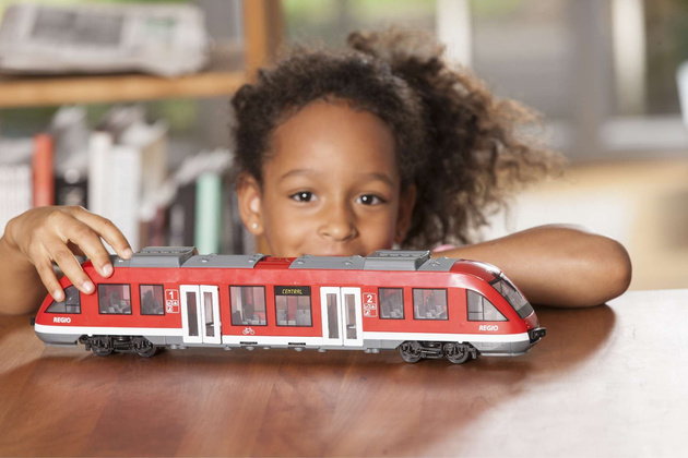 Červený městský vlak s otevíracími dveřmi realistická tramvaj Regio 3+