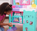 Gabby's Dollhouse Interaktivní kuchyňka Cakey 90cm 23 prvků, vařte s Gabi