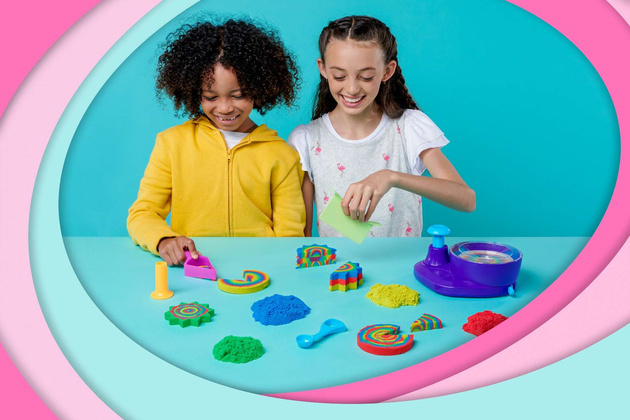 Plastová stavebnice Kinetic Sand Barevný kinetický písek 907g Míchací stroj Swirl n' Surprise + příslušenství