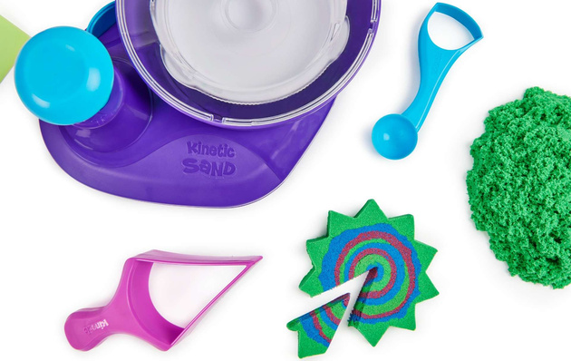 Plastová stavebnice Kinetic Sand Barevný kinetický písek 907g Míchací stroj Swirl n' Surprise + příslušenství