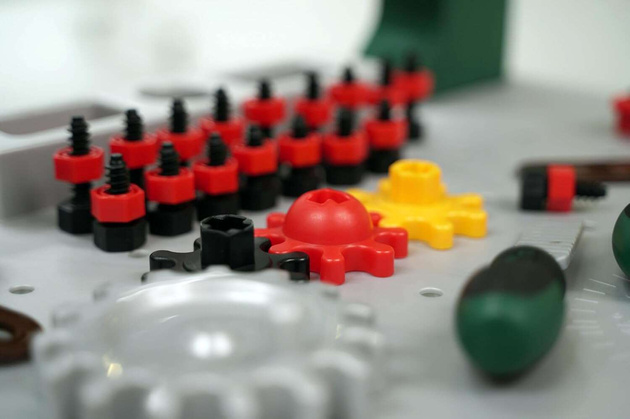 Velká dílna Bosch s dětským nářadím 77 položek Klein 8574