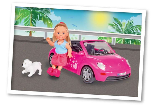 Evi Panenka lásky v kabrioletu New Beetle s pejskem