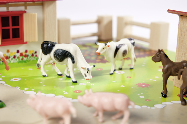 Dřevěný statek + figurky zvířat 23 kusů