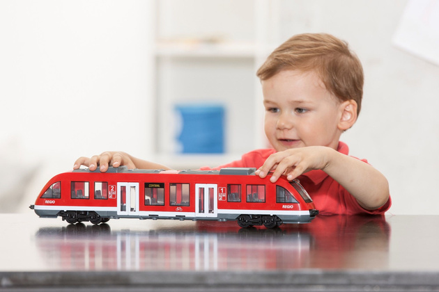 Červený městský vlak s otevíracími dveřmi realistická tramvaj Regio 3+