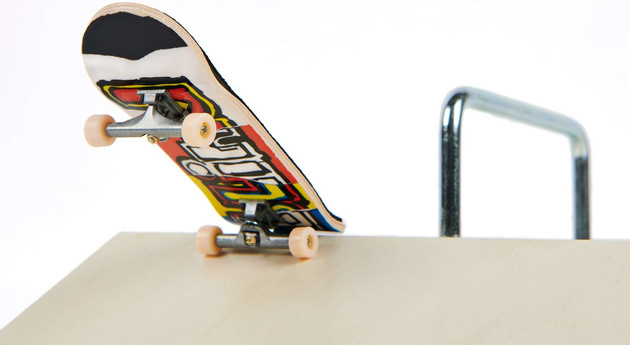 Tech Deck Fingerboard Shred Pyramid dřevěná rampa + skateboard