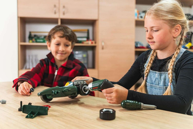 Kufřík s autíčkem a šroubovákem Bosch pro děti Klein