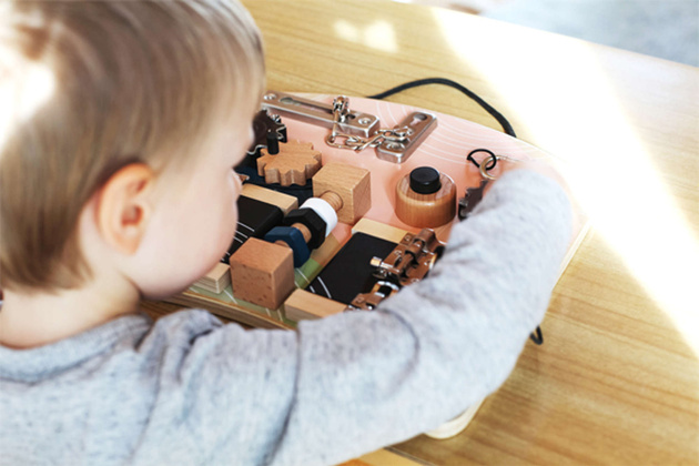 Zámky a knoflíky na malé desce Foot Activity Board