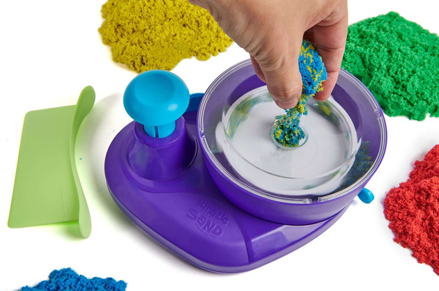 Plastová stavebnice Kinetic Sand Barevný kinetický písek 907g Míchací stroj Swirl n' Surprise + příslušenství