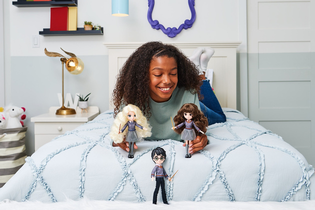 Figurka panenky Harryho Pottera s hůlkou Luna Lovegood 20 cm