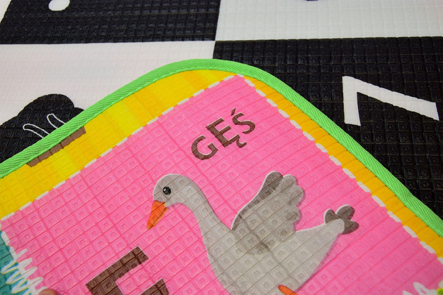 Humbi Piankowa dwustronna mata edukacyjna Szachownica 3w1 Polski Alfabet Cyfry Obrazki Kontrastowe czarno-biała 150 x 180 x 1 cm