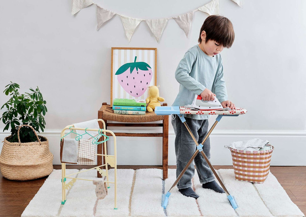 Žehlicí prkno žehlička a sušička pro děti Casdon bílé zboží