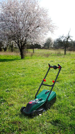 Dětská sekačka na trávu Bosch Klein - hračka