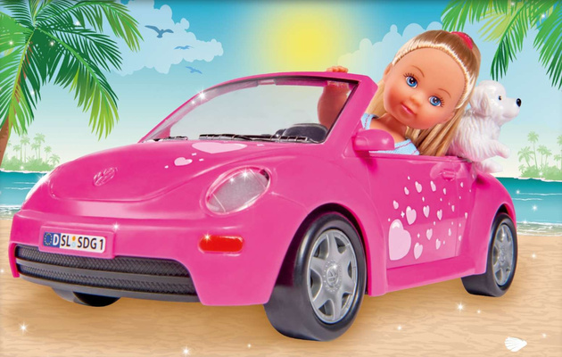 Evi Panenka lásky v kabrioletu New Beetle s pejskem