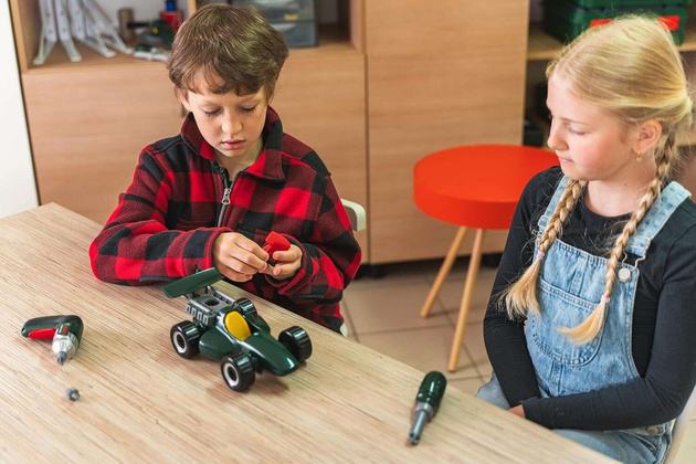 Kufřík s autíčkem a šroubovákem Bosch pro děti Klein