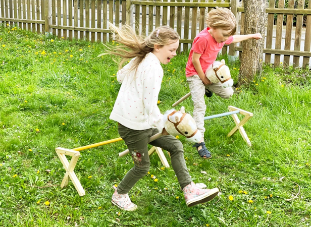 Hobby kůň Dřevěný cválající kůň na tyči se zvukem řehtání