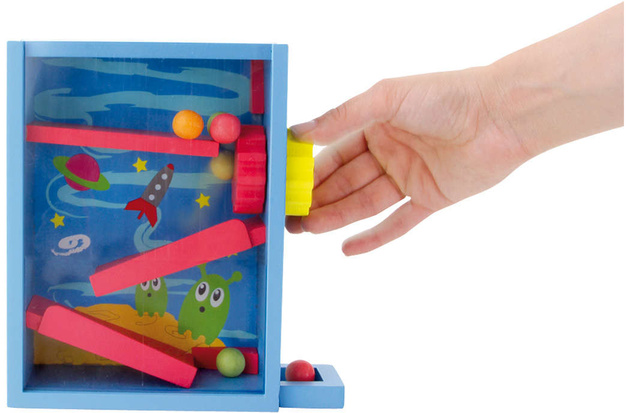 Dřevěný pinball nebo hra s žvýkačkami