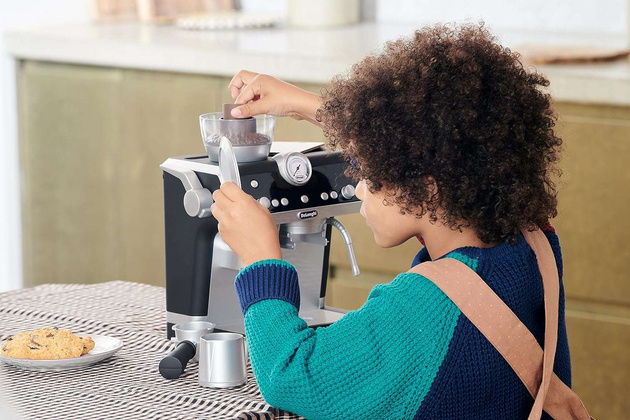 Kávovar DeLonghi pro malé baristy s napěňovačem mléka Casdon